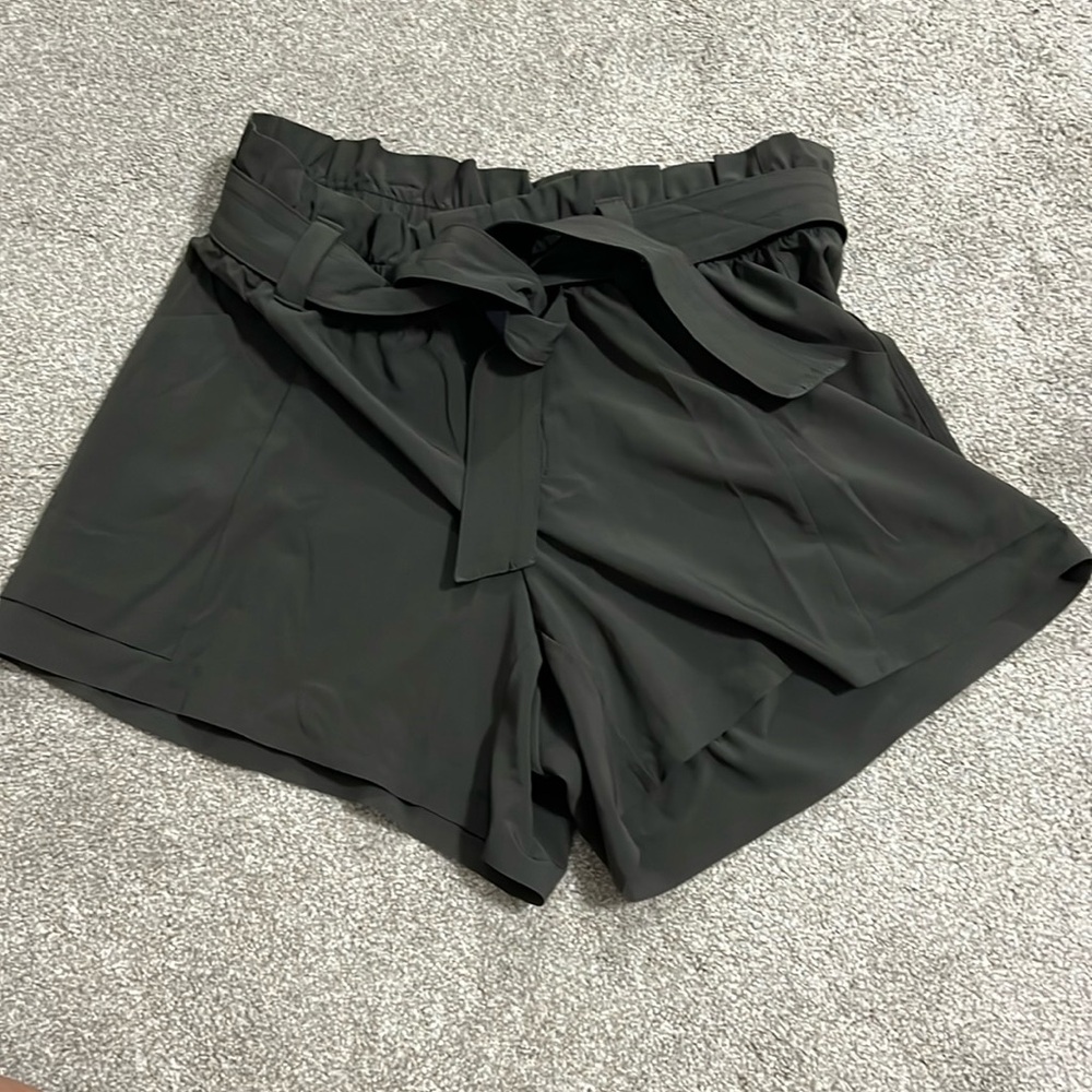 Athleta skyline belted shorts size 2 olive green.